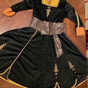 Anna costume: dress with cape. velvet feel great shape! (Frozen II)
